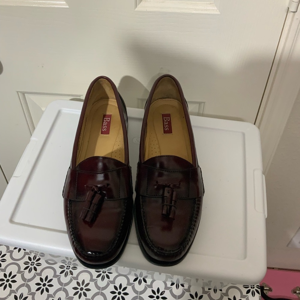 G H Bass Men Tassel Leather Loafers. The color is Wine.
